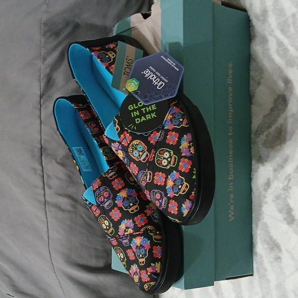 TOMS - Picture 5 of 5